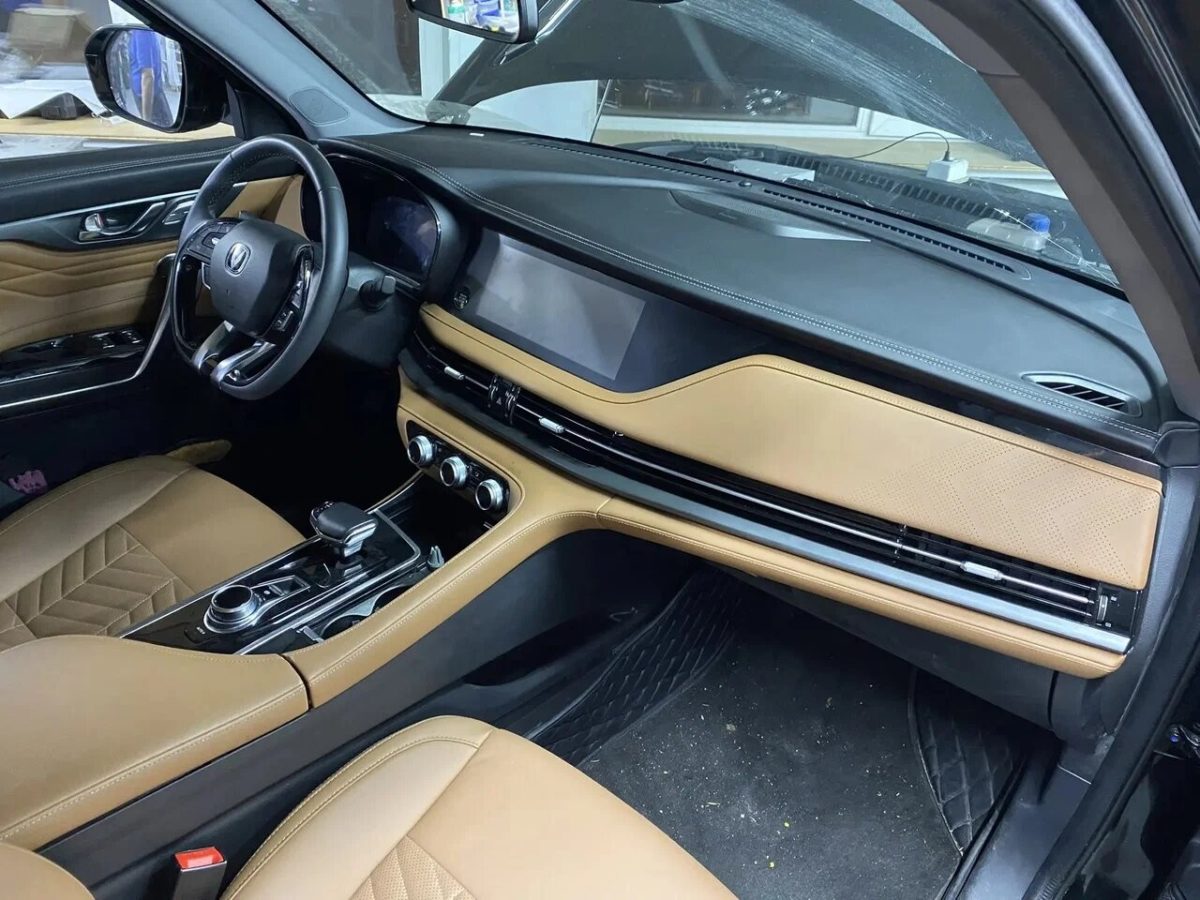 Changan CS95 — Салон со стороны пассажира