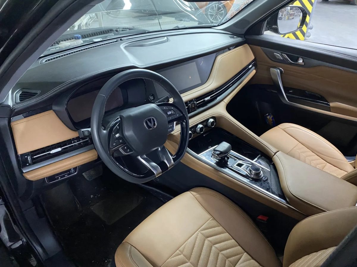 Changan CS95 — Водительская зона и центральная консоль