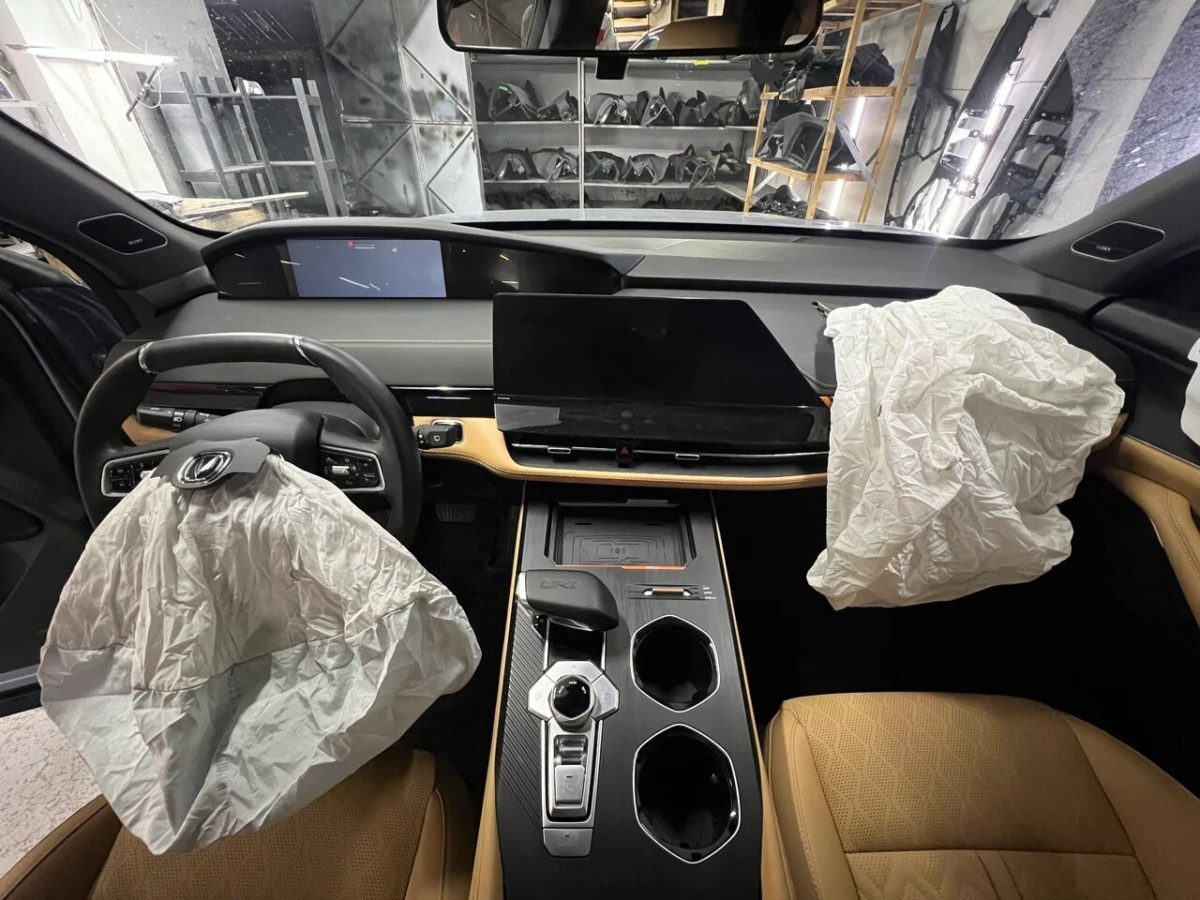Changan UNI-K — Передняя часть салона со сработавшими Airbag