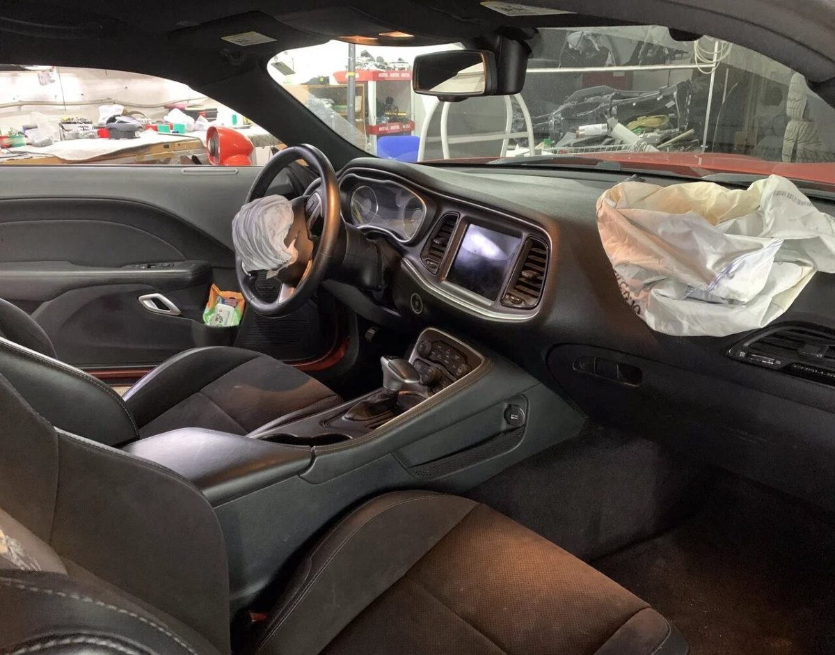 Dodge Challenger — передняя часть салона — Исходное состояние с раскрытыми фронтальными Airbag