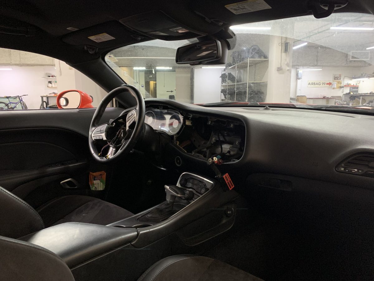 Dodge Challenger — передняя часть салона — Передняя часть салона на следующем этапе работ