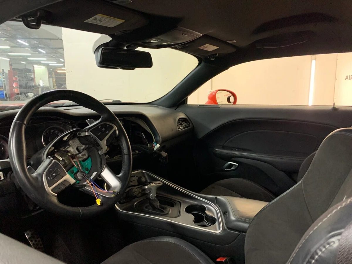 Dodge Challenger — передняя часть салона — Промежуточный этап работы с рулевым колесом