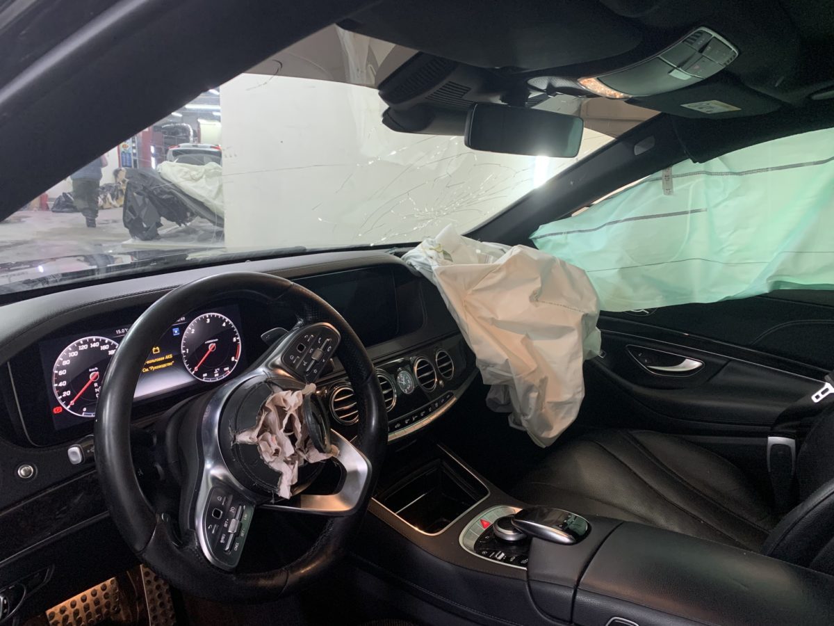 Mercedes-Benz S-Class W222 — Передняя часть салона со сработавшими Airbag
