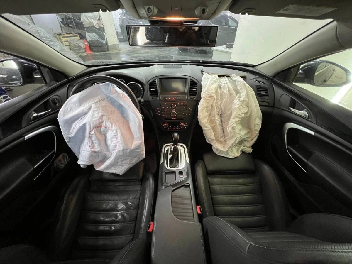 Opel Insignia — Исходное состояние переднего ряда с раскрытыми Airbag