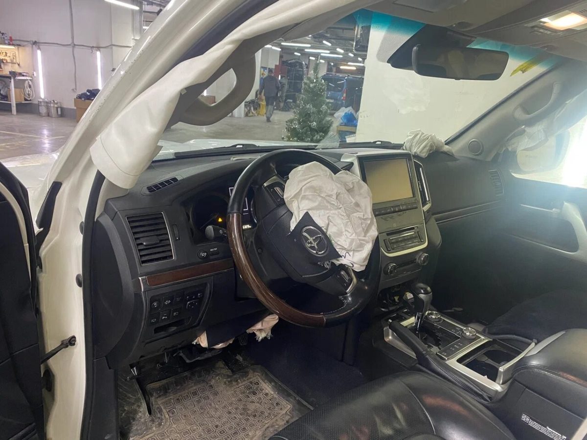 Toyota Land Cruiser 200 — Водительская зона со сработавшими Airbag