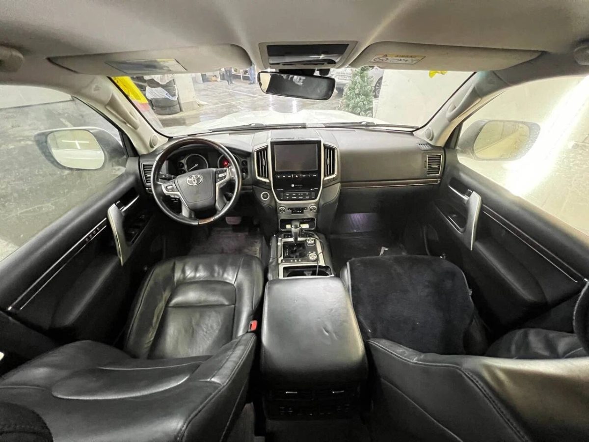 Toyota Land Cruiser 200 — Собранная передняя часть салона